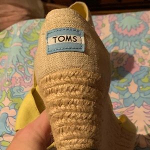 Toms super cute Yellow Strappy Platform Sandals